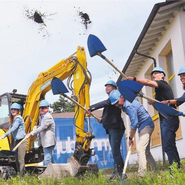 Erde in der Luft - Behördenmitglieder und Bauherren sorgten für einen luftig-dynamischen Spatenstich. Bild: Roger Wetli