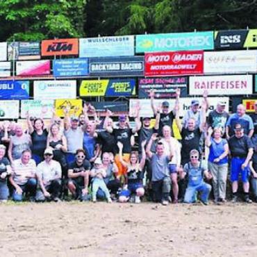 Ein Hoch auf die Helfer - Sie ermöglichen den Grossanlass. Ein Bild der Helferinnen und Helfer des Pfingstcross. Die Stimmung ist bestens.