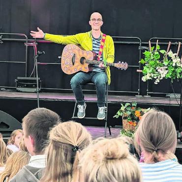 «Wir sind überwältigt» - Kinderliedermacher Andrew Bond sorgt bereits am Samstagvormittag für ein grosses Highlight. Bilder: Marco Huwyler