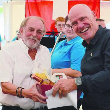 Zu Ehren der Schweiz - Der Niederwiler Gemeindeammann Norbert Ender (rechts) bedankt sich bei einem früheren Hägglinger Amtskollegen für die gelungene Ansprache.