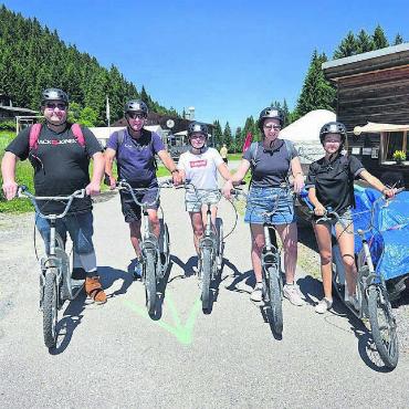 50 Jahre TTC als Anlass für Vereinsreise - Die Vereinsmitglieder machen auch mit anderen Sportgeräten als dem Tischtennisschläger eine gute Figur. In Chur stand viel Abwechslung auf dem Programm. Bild: zg