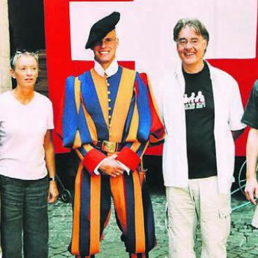 Tradition und Moderne - Im Jahr 2003 durfte SöMM vor der Schweizergarde spielen. Damals gehörten zur Formation: (v. l.) Heinz Duttweiler, Mireille Ernst, Tristan Gremper, Guido Künzler.