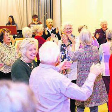Musikalischer Gottesdienst - Im Kibizi-Saal wird getanzt beim musikalischen Gottesdienst. Bild: zg