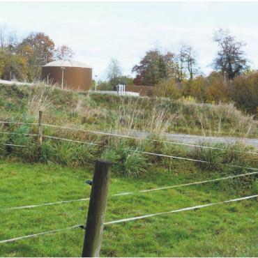 Land für Gemeinde sichern - Die Fläche vor der ARA soll in die Landwirtschaftszone ausgezont werden, bleibt aber im Besitz der Gemeinde. Bilder: Roger Wetli