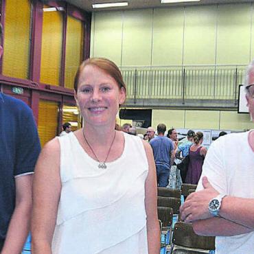 Zwei Varianten vorgestellt - Sie stellten die beiden Varianten vor: (v. l.) Gemeinderat Pascal Stahl, Frau Gemeindeammann Renate Ballmer und Architekt Daniel Lischer. Bilder: Roger Wetli / zg