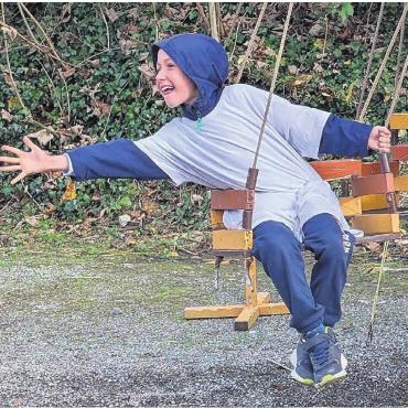 Einzigartig – selbst mit Hudelwetter - Das mittelalterliche Karussell scheint mindestens ebenso viel Spass zu machen wie die moderne Variante.