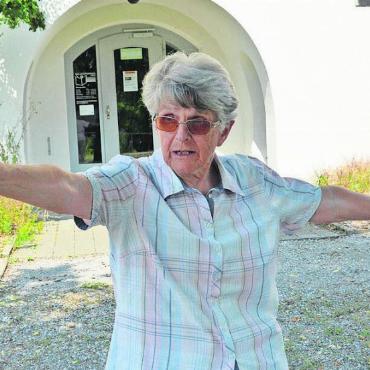 Heutige Bibliothek als Turnhalle - Renate Schüepp erinnert sich gerne daran, wie hier vor der einstigen Turnhalle die Kinder spielten. Heute befindet sich darin die Dorfbibliothek. Bild: Roger Wetli