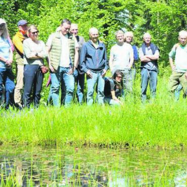 Wald leistet Unglaubliches - Die Biotope sind Lebensraum für viele Tiere. Das macht Förster Urs Huber (r.) stolz.