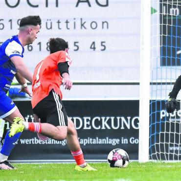 Wohlen eiskalt erwischt - Die Wohler (von links: Alban Pnishi, Leotrim Nitaj und Goalie Joël Bonarand) zeigten gegen Concordia Basel (in Orange) eine schwache Vorstellung. Bild: Alexander Wagner