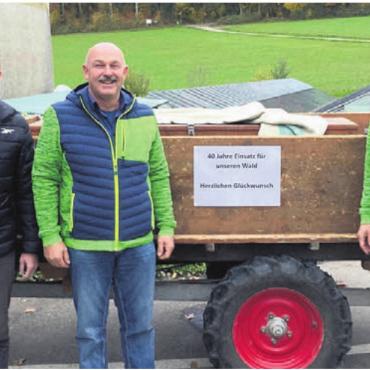 40 Jahre im Dienst des Waldes - Aussergewöhnliche Identifikation: Vizeammann Bernhard Wespi (links) und Betriebsleiter Matthias Bruder (rechts) gratulieren Jubilar Johann Neuhaus. Bild: gk