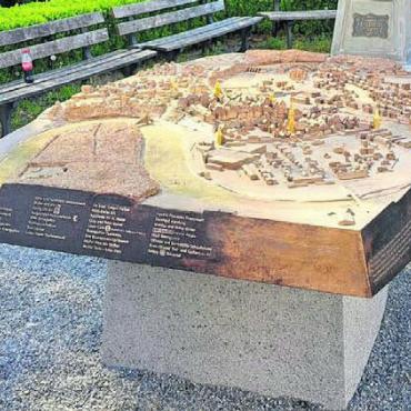 «Bremgarten ist einmalig schön» - Bremgarten in Bronze – mit vergoldeten Türmen: Das Stadtmodell strahlt seit Sonntag in all seinem Glanz am Altstadteingang neben dem Spittelturm. Bilder: Walter Minder (2) / zg