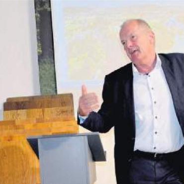 Mit Gaskraft überbrücken - Grossrat Stefan Huwyler durfte Stephan Attiger (rechts), Vorsteher des kantonalen Departements Bau, Verkehr und Umwelt, als Referent begrüssen. Bild: Thomas Stöckli