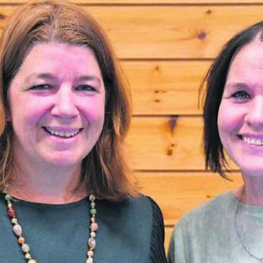 Doppelte Frauenspitze für Bettwil - Die frisch gewählte Frau Gemeindeam-
mann Dominique Hoffmann, links, mit ihrer erfahrenen Frau Vizeammann Claudia Gauch.
Bild: vaw