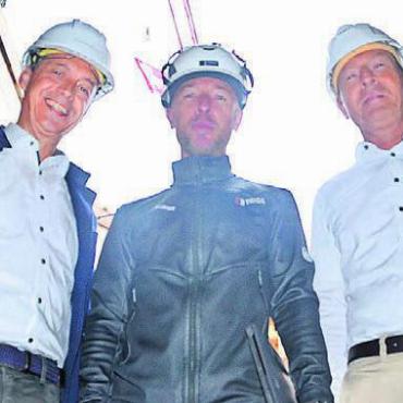 Der Lichthof als Highlight - VR Reto Schoch, Bauleiter Thomas Zürcher und Bankleiter André Bächinger. Bild: tst