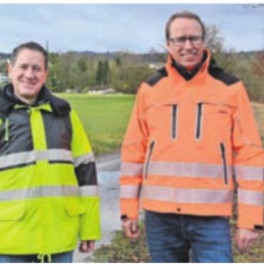 Baustart wohl Mitte Mai - Matthias Betsche (links) und Ulysses Witzig stehen dort, wo künftig die Reuss durchfliessen wird. Bild: rwi