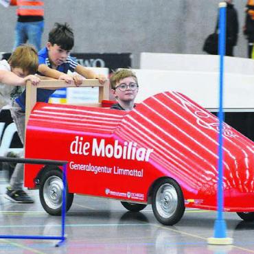 Grandios gestartet - Zum Teil gab es gleich zwei Kinder, welche die Bobseifenkisten anschoben.