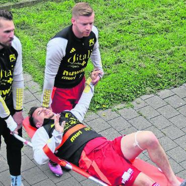 Ein teuer bezahlter Punkt - Lulzim Aliu verletzt sich bei der ersten Aktion schwer und muss vom Platz getragen werden. Bild: pf