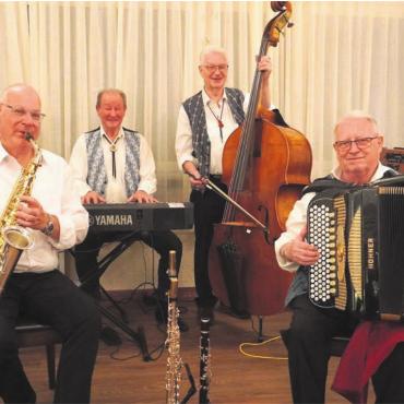 Raclette-Stubete im «JoJo» - Die Kapelle Stöckli Reichmuth: Hanspeter Reichmuth, Erwin Steffen, Fredy Tellenbach, Bruno Stöckli (von links). Bild: hr