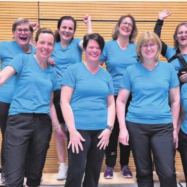 Auf den ersten Platz gespielt - Die erfolgreichen Schnurballerinnen. Oben, von links: Claire Christen (Schiedsrichterin), Melanie Meier, Nicole Berger und Heidi Hilfiker. Unten: Michèle Erne, Jessica Graf, Petra Hilfiker und Bettina Kuhn. Bild: zg