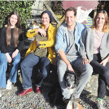 Eigene kleine Welt kreiert - Sie lassen den Chnorrlimorrli weitere Abenteuer erleben (von links) : Polygrafin Alessia Meier, Zeichnerin Esther Sorg, Autor Stefan Sprenger und seine Frau Manuela Frabetti, welche für die Administration zuständig ist. Mit dabei auf dem Bild auch Madame Miau und Brazzo, die auch im Buch ihren grossen Auftritt haben. Bild: Chregi Hansen