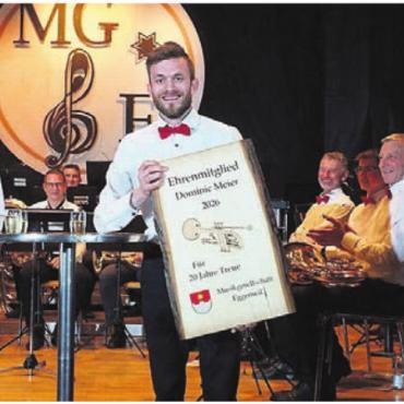 Jubiläumsjahr fulminant gestartet - Musikpräsident Stefan Martin (rechts) adelt Benjamin Endres und Dominic Meier zu Ehrenmitgliedern.