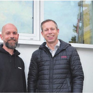 Schulhaus geht in die Höhe - Bauleiter Jürg Nef (links) und Gemeinderat Christian Moser vor dem Fassadenmodell. Bilder: Sabrina Salm