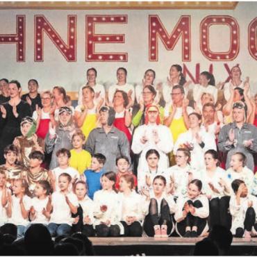 Ohne Moos nix los! - Verdienter Schlussapplaus nach einer tollen Show: Der STV Niederwil bot dem Publikum viel Spektakel. Bilder: Stefan Hotz