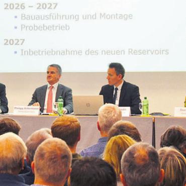 Jonen sagt Ja zum Reservoir-Bau - Bilder: Thomas Stöckli Nach dem deutlichen Ja im vollen Säntissaal soll das neue Wasserreservoir bereits 2027 in Betrieb genommen werden. Von links: Julia Huber, Dieter Brodbeck, Ammann Philipp Ackermann, Schreiber Lorenz Staubli, Doris Haas und Luigi Alberti.