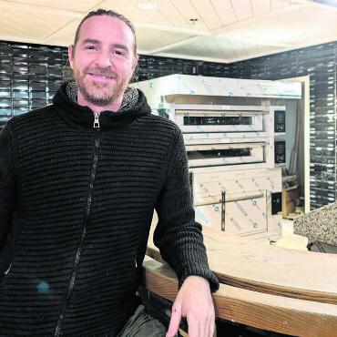 Neues Sunnemärt-Restaurant - Roberto De Carlo legt beim Umbau des Sunnemärt-Restaurants auch selbst Hand an. Auch hier achtet er auf Qualität und Identität. «Als Restaurantbetreiber frage ich mich stets, was ich selbst als Kunde für einen Anspruch an das Optimum hätte. Und dann versuche ich, das jederzeit genau so umzusetzen.»  Bild: Marco Huwyler