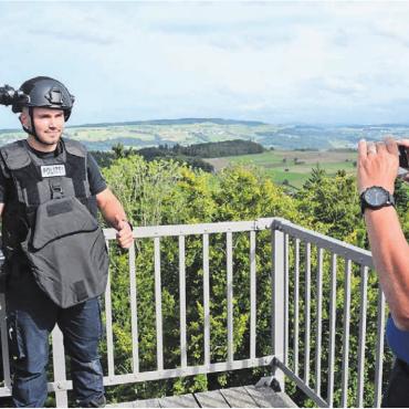 Ganz schön anstrengend - Ein Erinnerungsfoto am Ende des schweisstreibenden Aufstiegs: Dieter Steininger, der stellvertretende Polizeichef der Repol Wohlen, hat den Übungstag vorbereitet. Und nahm die Aspiranten auf dem Turm persönlich in Empfang.