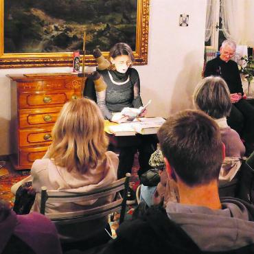 Lindwurm als Stargast - Im bis auf den letzten Platz gefüllten Schlösschen las Brigitte Brun Singer und gab dabei Hildegunst von Mythenmetz. Bild: Vincenz Brunner