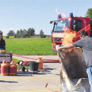 Der Nachwuchs steht bereit - Mit der Löschdecke wurde ein simuliertes Feuer gelöscht.