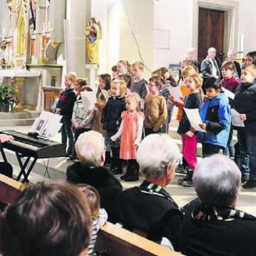 Jetzt kann Weihnachten kommen - Der vor zehn Jahren ins Leben gerufene Immanuel-Kinderchor sang, begleitet von Stephan Kreutz, mehrere Lieder und wärmte so die Herzen der Zuhörer.