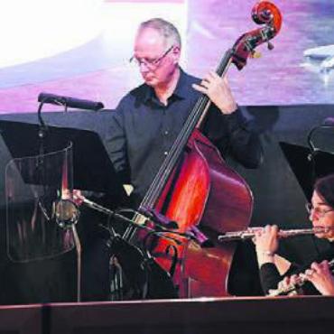 Zirkuszauber zwischen Arien - Das Orchester überzeugte ebenfalls. Die musikalische Leitung obliegt Tobias Engeli und Roberto Fabbroni.