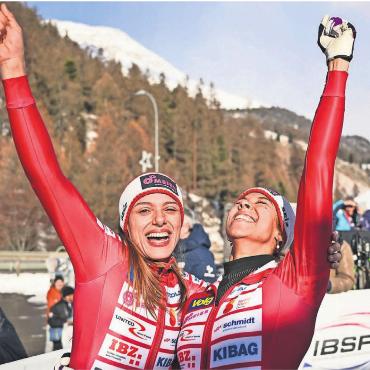 Märchenhaftes Doppelgold - Melanie Hasler (rechts) bejubelt mit Anschieberin Nadja Pasternack den EM-Titel im Zweierbob. Einen Tag zuvor konnte die Berikerin bereits im Monobob die Goldmedaille holen. Bild: Viesturs Lacis / IBSF