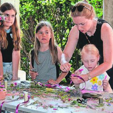 Heimatliebe gefestigt - Das Haarkranzbinden mit echten Blumen kam bei den Kindern und auch bei den Erwachsenen am Familientag sehr gut an.