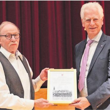 «Bremgarter Leu» für Stadtführer - Der Förderpreis 2025 der Ortsbürger geht an die Stadtführergruppe um Hans-Peter Flückiger (links). Stadtammann Raymond Tellenbach überreichte ihn. Bild: Hans Rechsteiner