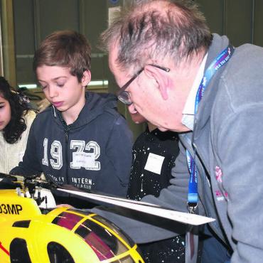 Der Traum vom Fliegen - «Ein Helikopter ist aufwendiger zu steuern als ein Modellflugzeug», weiss der Helfer. Lisa und Hannes versuchen es trotzdem. Bild: Erika Obrist