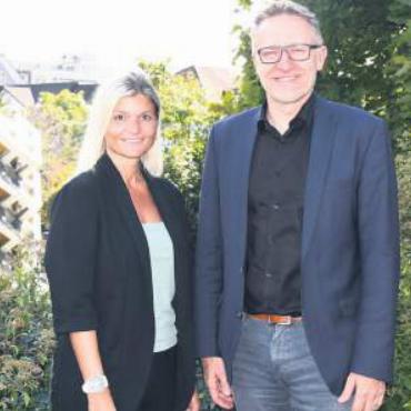 «Diese Trendwende ist nötig» - Freundliches Gesicht zur schwierigen Ausgangslage: Finanzministerin Denise Strasser und Gemeindeammann Arsène Perroud präsentieren ein ausgeglichenes Budget mit der längst bekannten Steuerfusserhöhung.
Bild: Daniel Marti