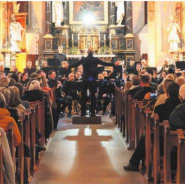 Bremgarten verzaubert - Das kulturelle Programm des Marktes hatte es in sich. Die Musik Muri liess in die zauberhafte Welt von Aschenbrödel eintauchen.