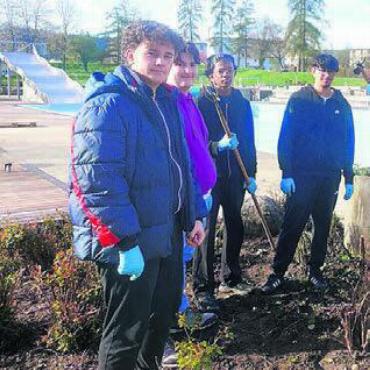 Die Badi herausputzen - Sekundarschüler greifen in der Badi zu Schrubber und Hacke. Bild: huy