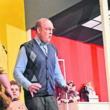 Das ist doch ganz normal - Auf der Bühne in der Mehrzweckhalle in Widen gehts rund. Bild: eob