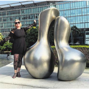 Ein Ritterschlag - Evelyne Brader besuchte ihr Kunstwerk in Dubai. Bild: zg