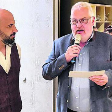 Kleines Land, grosse Weine - Organisator Marcel Kopp (rechts) bedankt sich bei Weinfachmann Juan Carlos Santos. Bild: zg