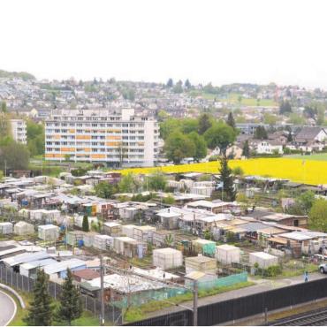 Regionale Wettbewerbsfähigkeit fördern - Im Gebiet Wil/Huebächer stehen 56 000 Quadratmeter Gewerbeland zur Verfügung. Sobald hier die Bagger auffahren, müssen die Schrebergärten hingegen weichen. Bild: Archiv