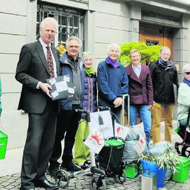 Das bleibt in Erinnerung - 26. April: Die hartnäckigen Gegner des neuen Abfallsystems in der Bremgarter Unterstadt geben nicht auf. Mit illustrativen Utensilien bewaffnet überreichen sie dem Stadtammann eine Petition, in der sie eine Rückkehr zum alten Modell fordern.
