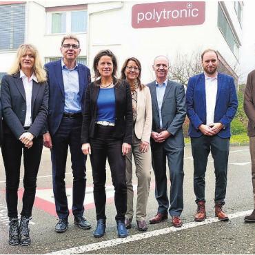 Landammann auf Firmenvisite - Die vier Gäste des Kantons, flankiert von beidseits je zwei Polytronic-Gastgebern, von links: Ernst Marti, Sandra Koch, Landammann Dieter Egli, Verena Rohrer, Sandra Fritschi, Ueli Häcki, Markus Huwyler und Christoph Koch. Bild: Thomas Stöckli