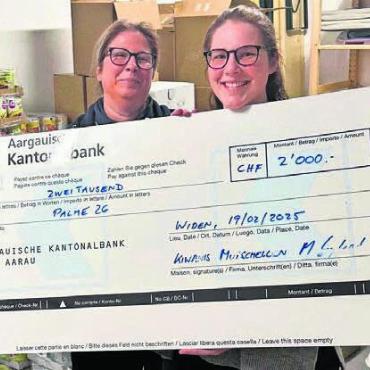 Eindrückliche Unterstützung - Claudine (links) und Jessica Kroll freuen sich über die Spende vom Kiwanis Club Mutschellen. Bild: zg