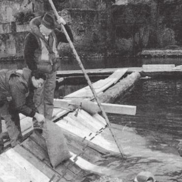 Altes Wissen nutzen - Die Mitglieder des Pontoniervereins waren unter anderem Flösser und Schiffer. Ihre Nachfolger beherrschen die ursprüngliche Methode des Wehrbaus noch.
Bild: Archiv