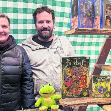 Aus Freude am Spiel - Rebekka Hubacher und Daniel Lorenzana eröffnen einen Spieleladen in ihrer Liegenschaft, den sie mit Gleichgesinnten selbst betreiben. Bild: Marco Huwyler